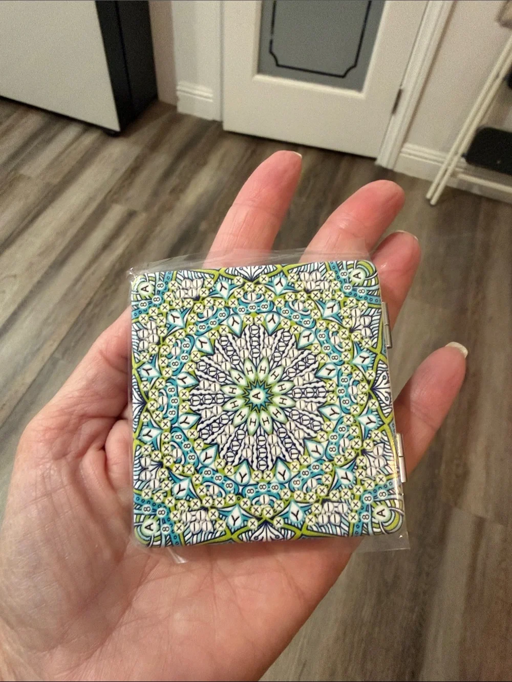 Diamond Art Painting Toolkit - Compact with Magnifying Mirror